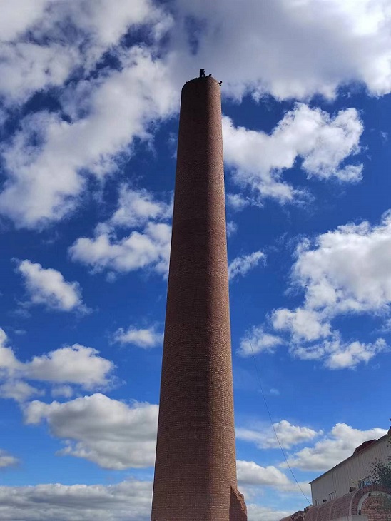 煙囪拆除公司：評(píng)估施工風(fēng)險(xiǎn)，制定實(shí)施方案