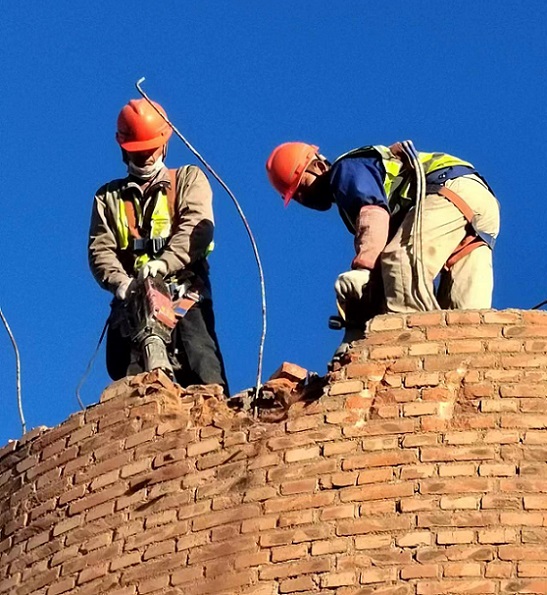 煙囪拆除公司:行業(yè)領(lǐng)先，服務(wù)周到