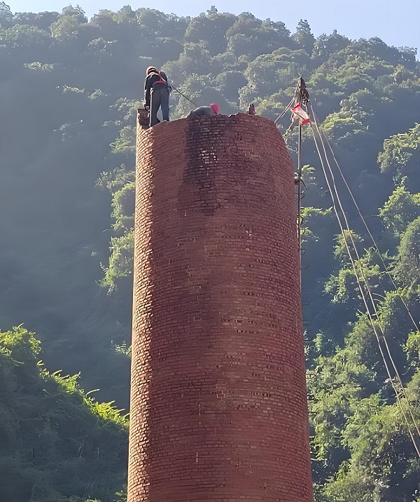 煙囪拆除：資質(zhì)與安全并重的“高空挑戰(zhàn)”